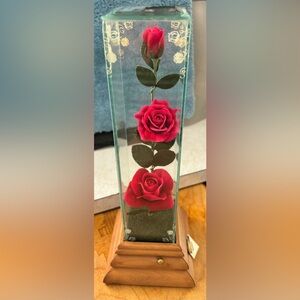 Vintage Red Roses Tower Music Box ,Plays OVER THE RAINBOW!